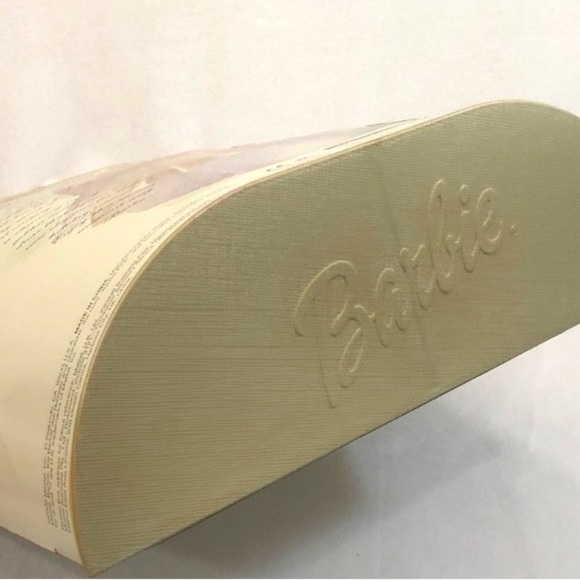 Mattel Barbie 2000 Edition - Gold and White Gown - Picture 7 of 10